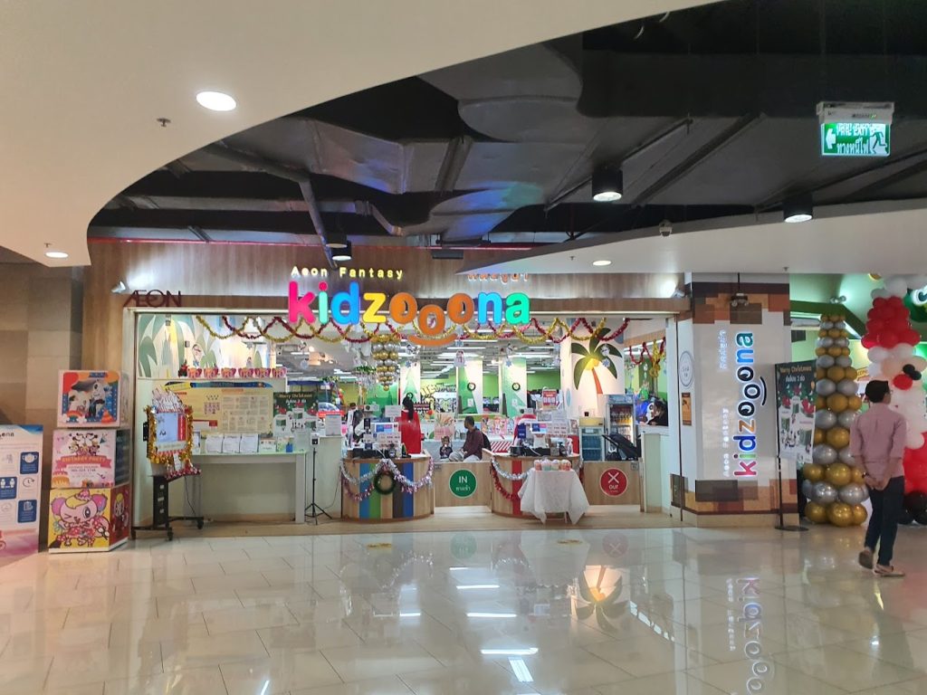 kidzoona playground in gateway ekkamai mall in bangkok, view from outside