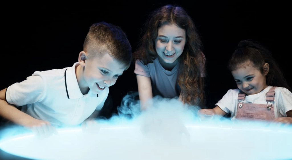 15 Best Things to Do with Kids in Bangkok 2025 4 A group of kids looking at blue mystic dust.