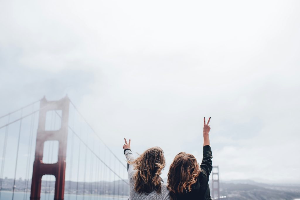 Two girls from behind standing in front of the golden gate bridge. Digital Nomad accommodation