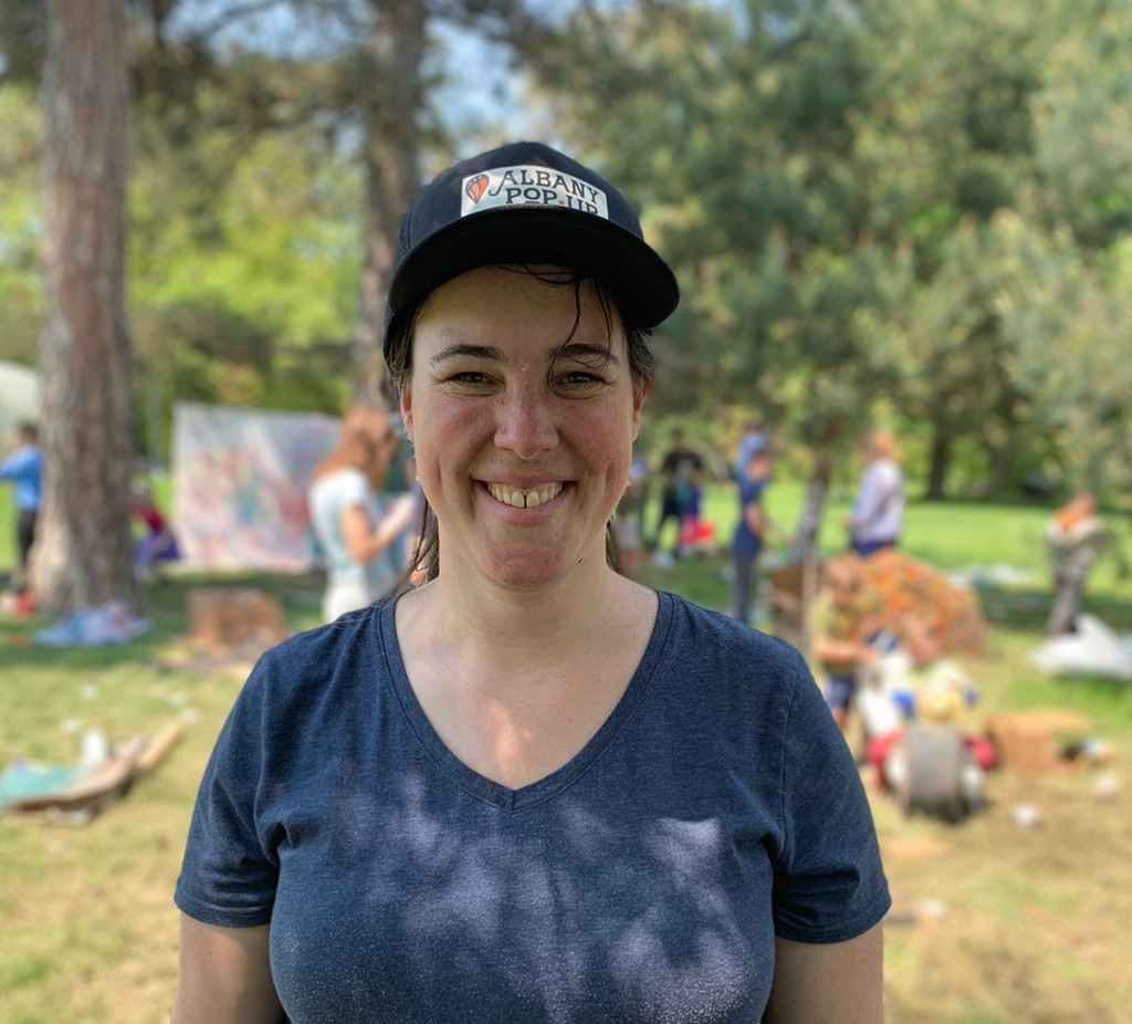 Portrait of woman with blue shirt and black cap, deschooling and unschooling