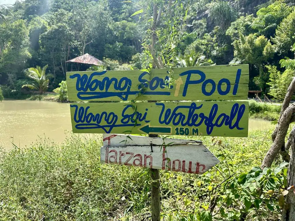 Wooden signs that say "Wang Sai Pool" and Wang Sai Waterfall