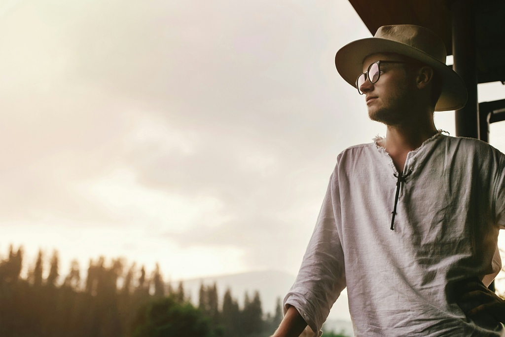 What to Wear in Thailand in 2026 – 20 Do's and Don'ts 36 Man with linen shirt, hat and sunglasses.