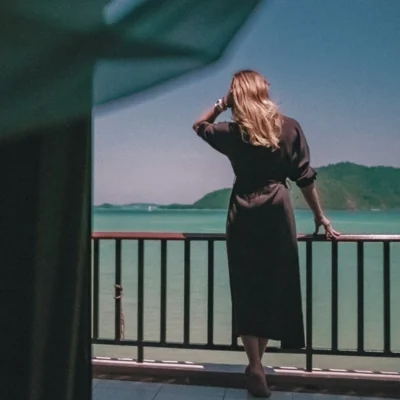 Women with black dress looking at the sea. What to wear in Thailand?