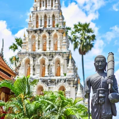 Temple in Thailand with palm trees, interesting facts about Thailand