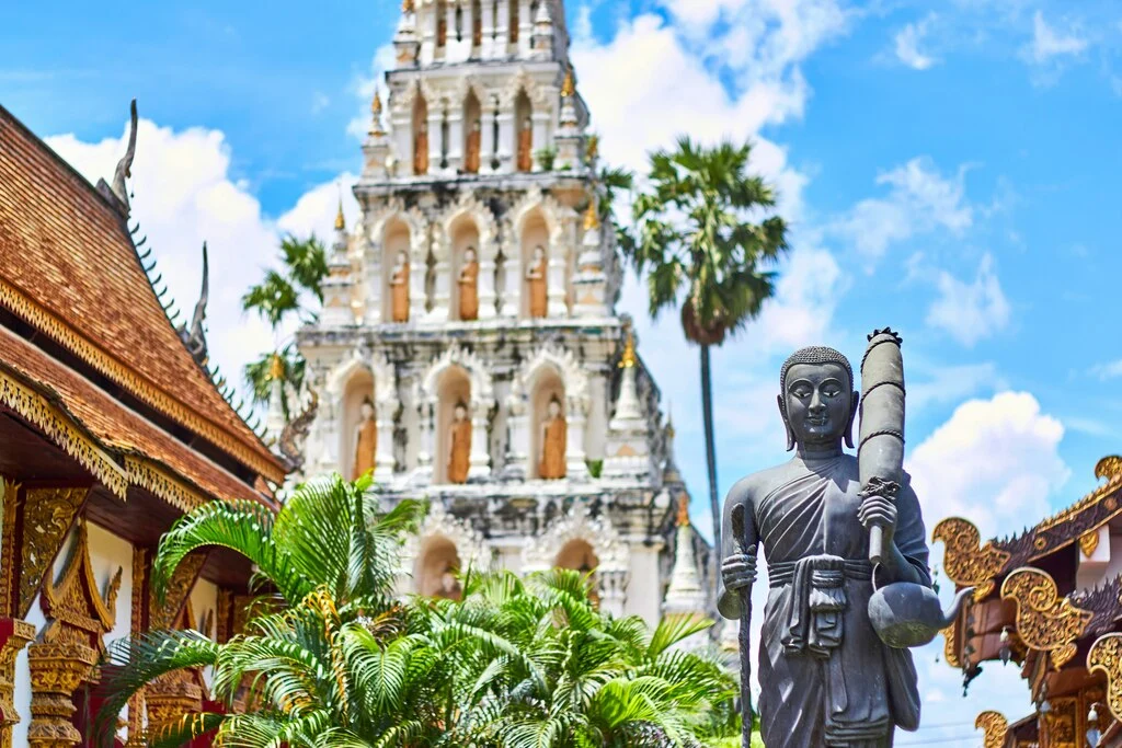 Temple in Thailand with palm trees, interesting facts about Thailand