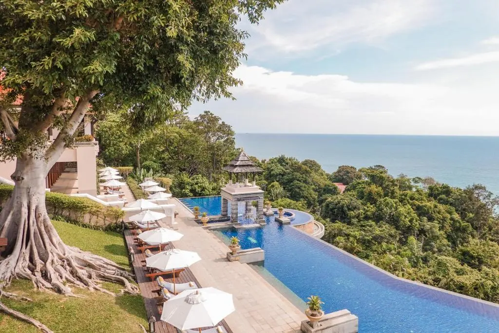 Big terrasse with sunbeds, infinity pool and seaview.