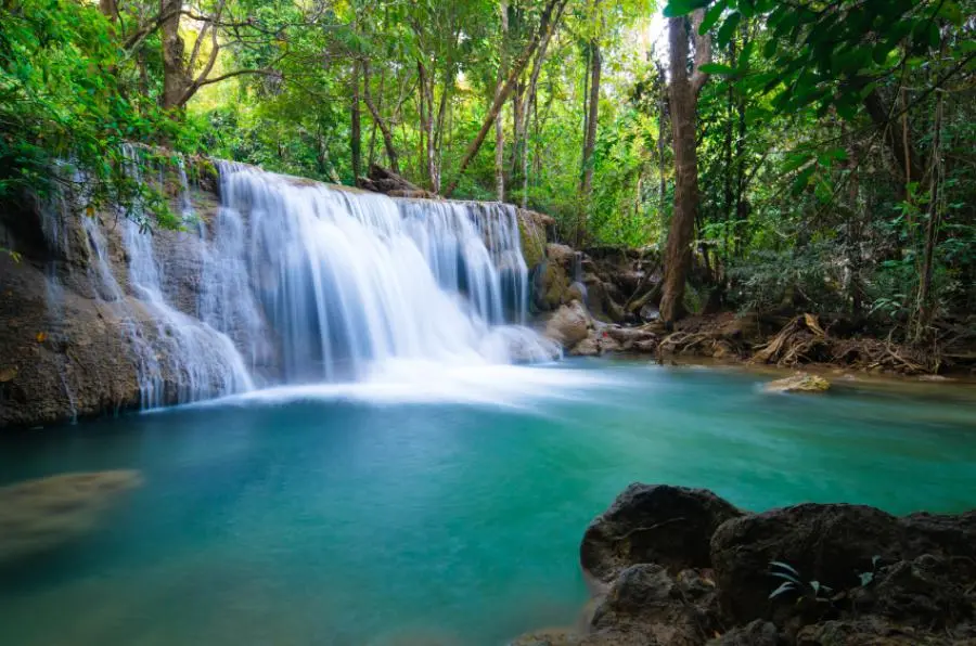 Waterfall with one cascade and light blue pool.