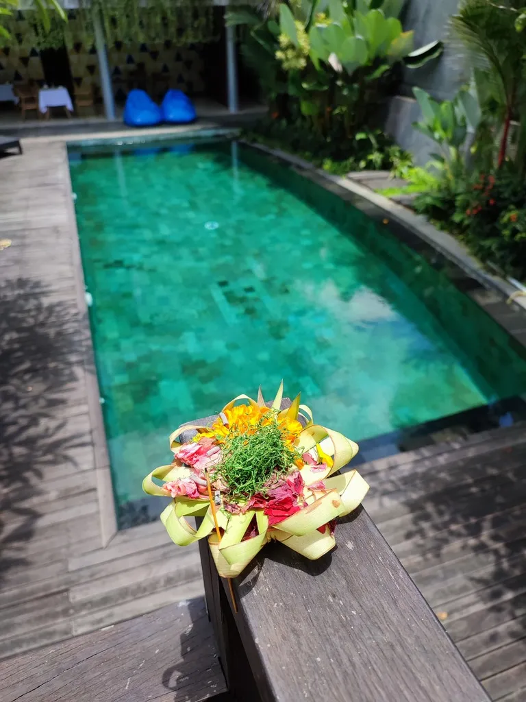 Bali Family Guide – Top 8 Things to do in Ubud with Kids 9 A flower on a railing next to a pool. Ubud with Kids.