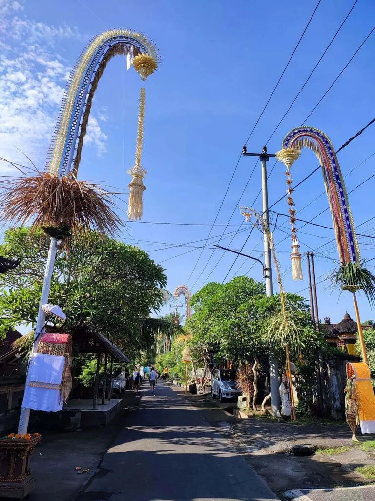 Bali Family Guide – Top 8 Things to do in Ubud with Kids 11 A street with a group of trees and balinese decoration.