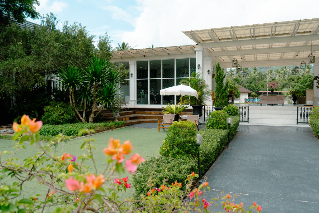 Eva Cafe Koh Samui: Cutest Family Cafe on the Island? 2 A building with a lawn.