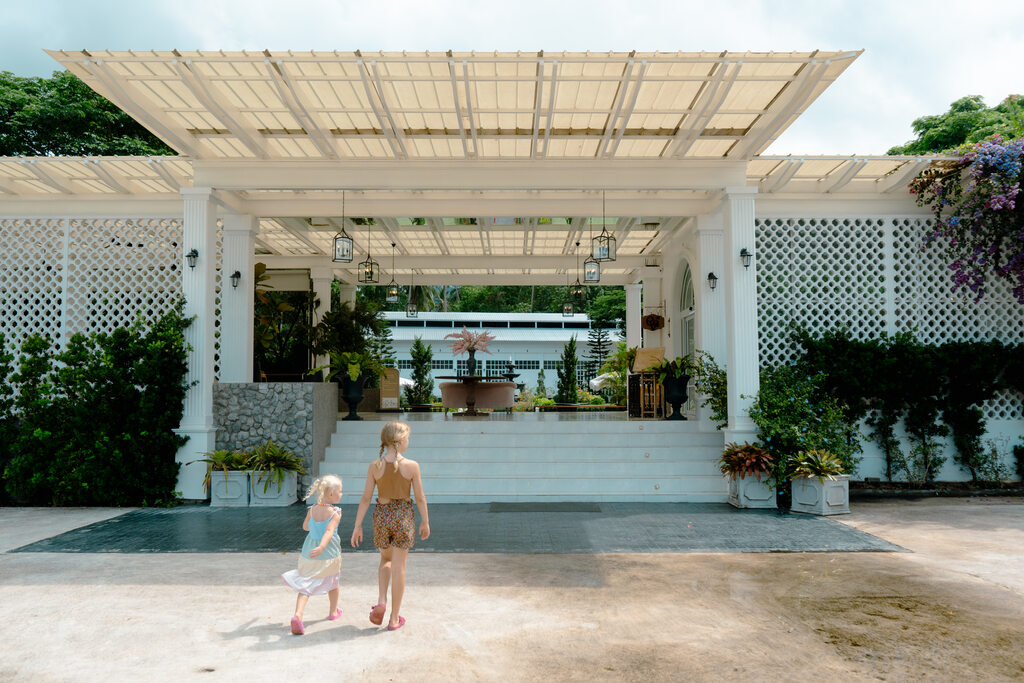 Eva Cafe Koh Samui: Cutest Family Cafe on the Island? 5 Two girls walking in front of a white building.