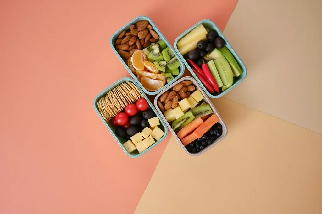 A group of containers with food in them.