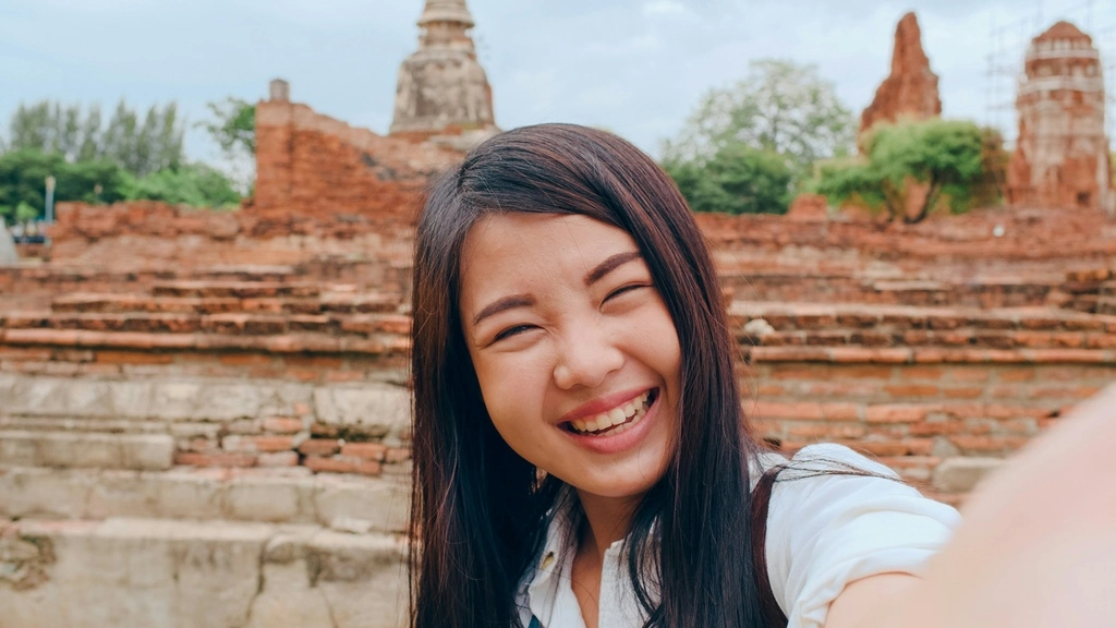 25 Fun & Interesting Thailand Facts Kids Will Love 2 A Thai woman taking a selfie.