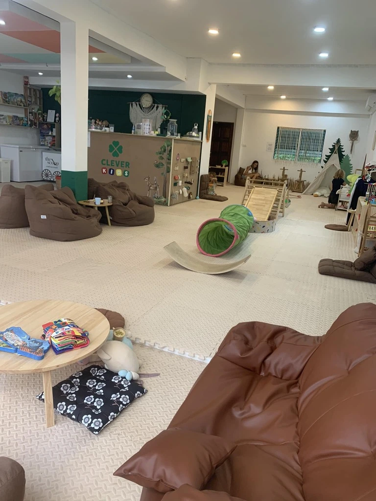 Top 10 Indoor Playgrounds in Koh Samui – Rainy Day Tips 13 A room with a playroom and a play tunnel.