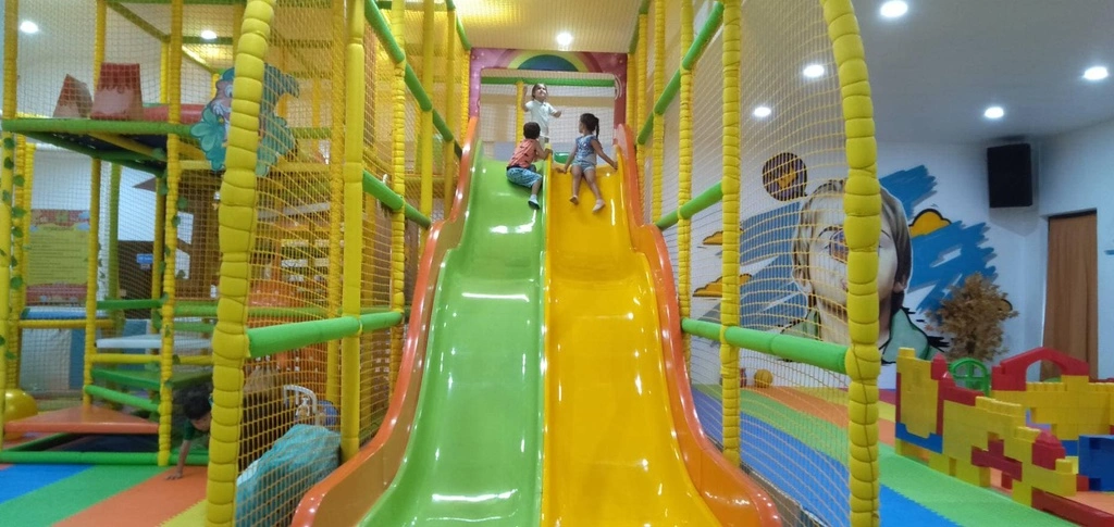 Top 10 Indoor Playgrounds in Koh Samui – Rainy Day Tips 6 A group of kids playing on a slide.