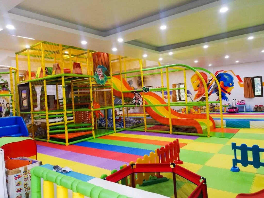 Top 10 Indoor Playgrounds in Koh Samui – Rainy Day Tips 5 A large indoor play area.