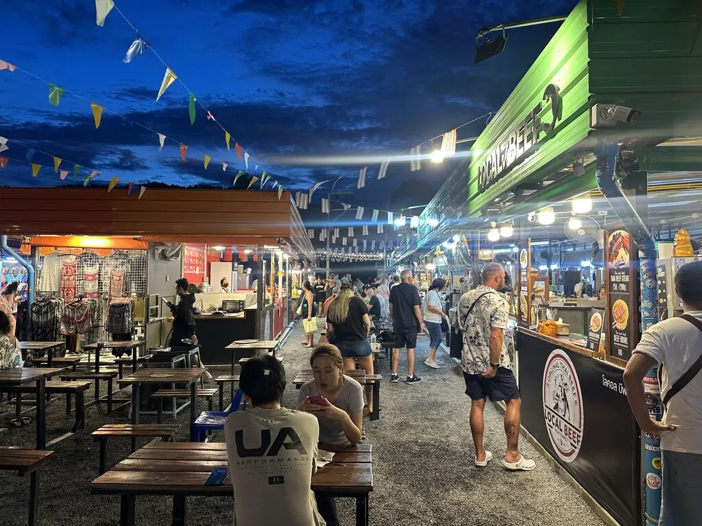20 Top Things to Do in Koh Samui – My 2025 Highlights 21 Night market in the evening with food stalls and people eating. Best things to do in Koh Samui.