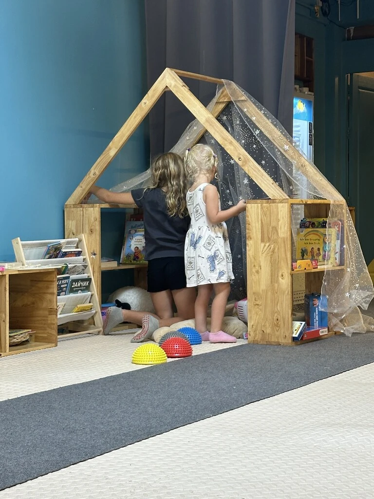 Top 10 Indoor Playgrounds in Koh Samui – Rainy Day Tips 22 Two girls playing in a playroom.