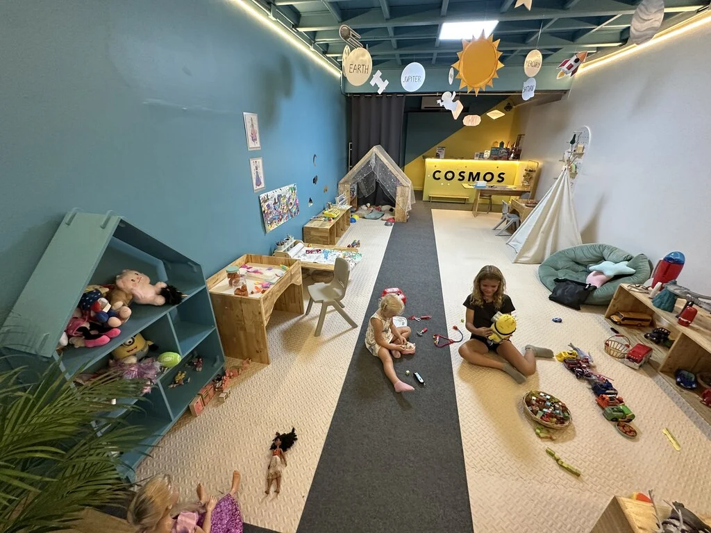Top 10 Indoor Playgrounds in Koh Samui – Rainy Day Tips 21 A room with a group of children playing with toys.