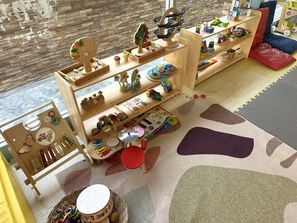 Top 10 Indoor Playgrounds in Koh Samui – Rainy Day Tips 11 A room with shelves and toys.