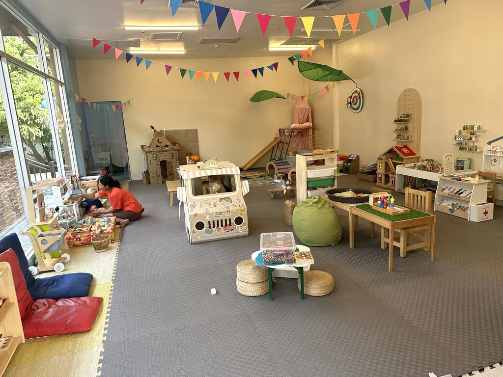 Top 10 Indoor Playgrounds in Koh Samui – Rainy Day Tips 10 A room with a playroom with toys and a slide.
