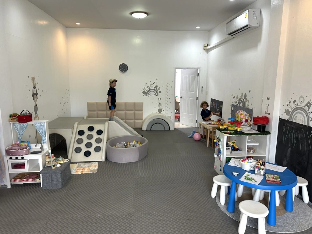 Top 10 Indoor Playgrounds in Koh Samui – Rainy Day Tips 29 A room with a playroom and a slide.