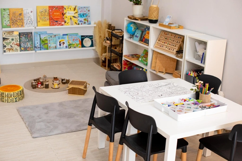 Top 10 Indoor Playgrounds in Koh Samui – Rainy Day Tips 2 A room with a table and chairs.