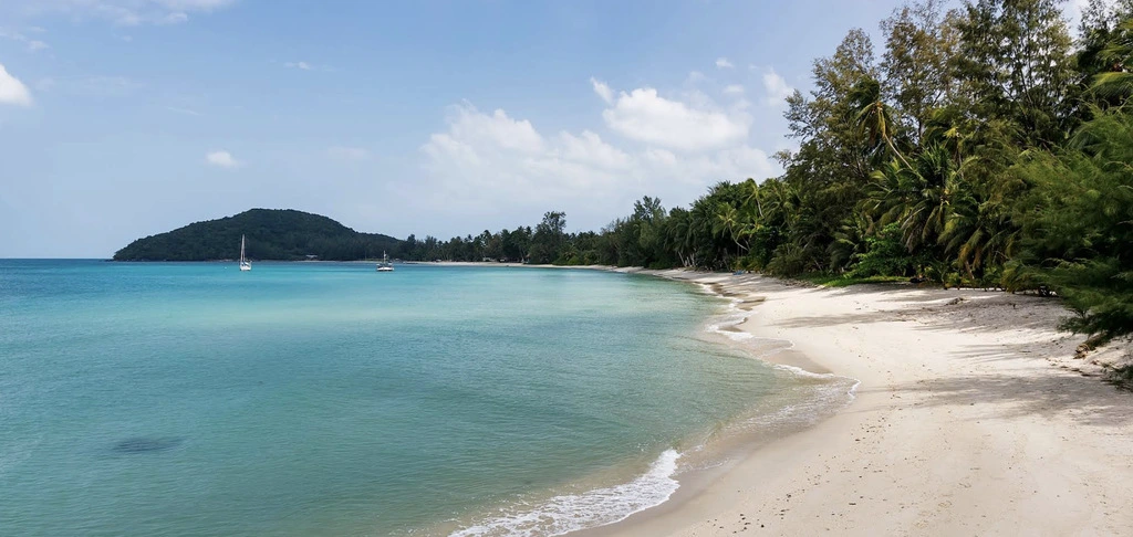 20 Top Things to Do in Koh Samui – My 2025 Highlights 20 White sanded beach with tropical surrounding, Lipa Noi Beach in Koh Samui.