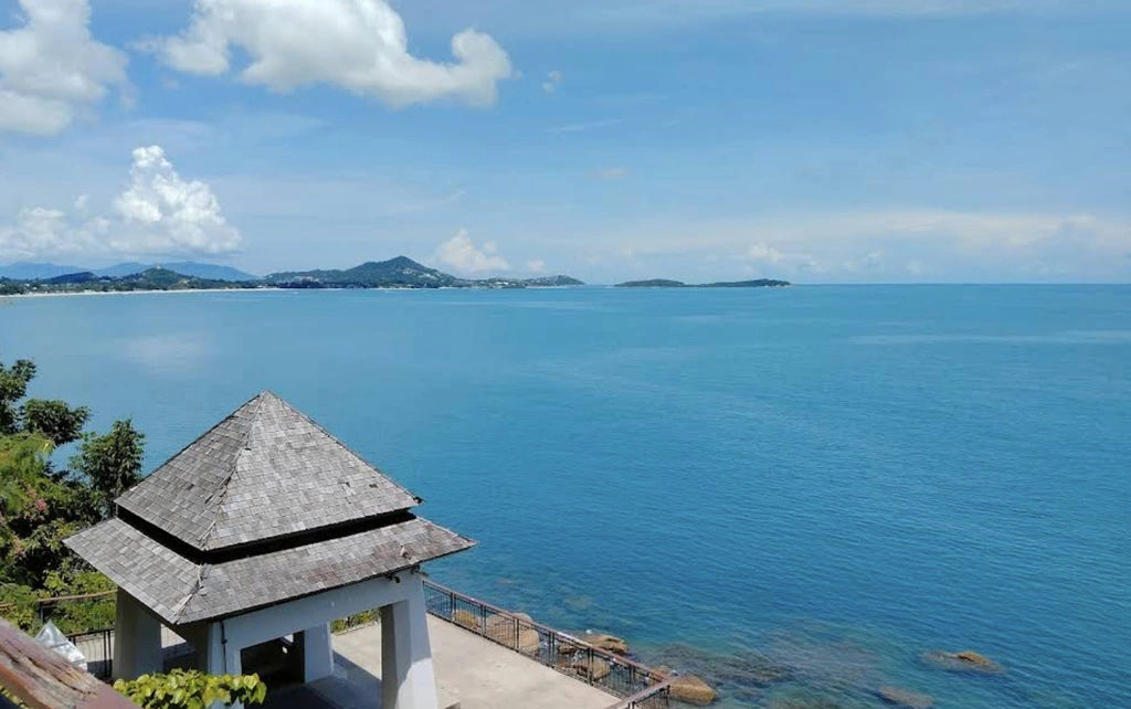 Koh Samui with Kids: 25 Super Fun Things to Do in 2025 25 View on the sea with a small white building in front.