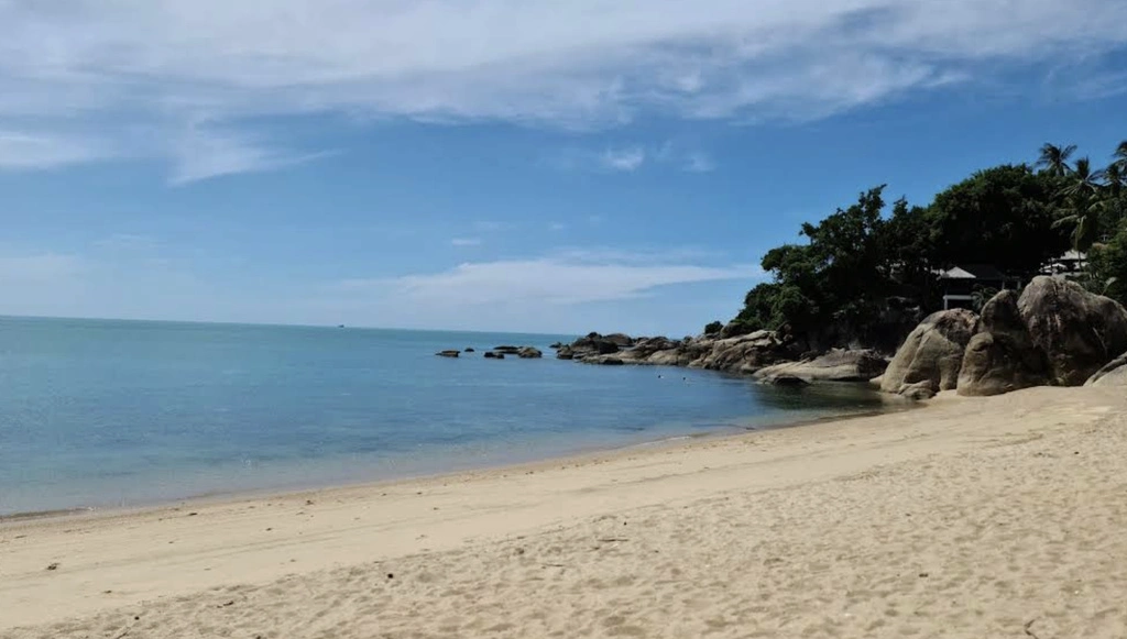 Koh Samui with Kids: 25 Super Fun Things to Do in 2025 11 Lonely Beach without any people or sunbeds.
