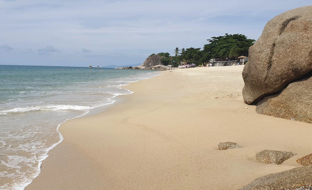 Koh Samui with Kids: 25 Super Fun Things to Do in 2025 13 Beach with big rocks in front.